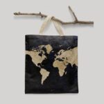 ساک خرید پارچه ای طرح نقشه جهان سرمه ای مپگرد