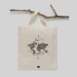 ساک خرید پارچه ای طرح نقشه جهان مینیمال قطب نما مپگرد