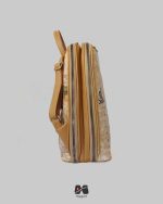 کوله پشتی چرم طرح نقشه جهان قدیمی مپگرد - تصویر بغل کوله